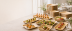 Fingerfood-Buffet mit Palmblatt-Tellern, Garnelen, Tatar und Salat